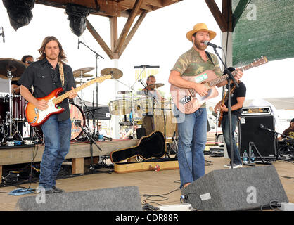 16. Juni 2011 - Roanoke Rapids, North Carolina; USA - Sänger / Gitarrist DRAKE weiße ist trat auf der Bühne von LUKAS NELSON als beide live im Rahmen des ersten jährlichen Rapids Jam Country Music Festival auftreten, die in Roanoke Rapids stattfindet. Das dreitägige Festival zieht Tausende von fans Stockfoto