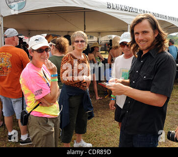 16. Juni 2011 - Roanoke Rapids, North Carolina; USA - Sänger / Gitarrist LUKAS NELSON gibt Autogramme für Fans nach er trat im Rahmen des ersten jährlichen Rapids Jam Country Music Festival live, die in Roanoke Rapids stattfindet. Das dreitägige Festival locken Tausende von Fans zu sehen, ein Stockfoto