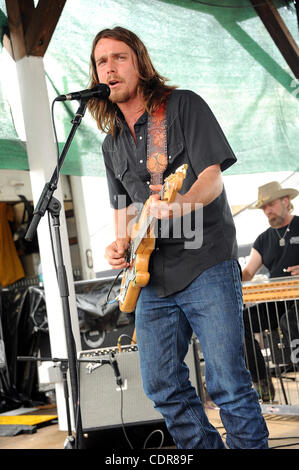 16. Juni 2011 - Roanoke Rapids, North Carolina; USA - Sänger / Gitarrist LUKAS NELSON & Versprechen von REAL tritt im Rahmen des ersten jährlichen Rapids Jam Country-Musik-Festivals, die in Roanoke Rapids stattfindet. Das dreitägige Festival zieht Tausende von Fans zu sehen, eine Vielzahl von Künstler Stockfoto