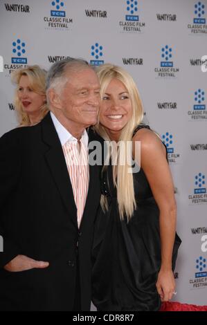 28. April 2011 - Hollywood, Kalifornien, USA - Hugh Hefner und Anna Sophia Berglund während der TCM Film Festival Opening Night Gala und Welt-premiere von der wiederhergestellten AN AMERICAN IN PARIS, im Grunmans Chinese Theater, am 28. April 2011, in Los Angeles statt... 2011 (Kredit-Bild: © Michael Ger Stockfoto