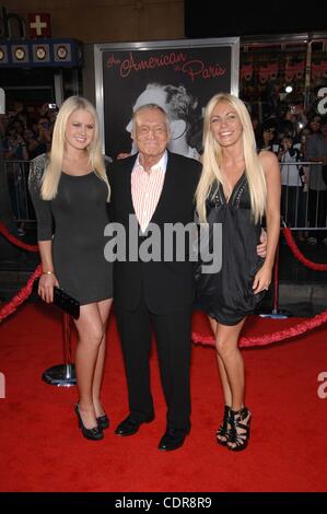 28. April 2011 - Hollywood, Kalifornien, USA - Crystal Harris, Hugh Hefner und Anna Sophia Berglund während der TCM Film Festival Opening Night Gala und Welt-premiere von der wiederhergestellten AN AMERICAN IN PARIS, im Grunmans Chinese Theater, am 28. April 2011, in Los Angeles statt... 2011 (Credit Bild Stockfoto