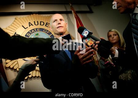 3. Juni 2011 - Fort Lauderdale, Florida, USA - Florida Gouverneur RICK SCOTT beantwortet Fragen aus den Medien nach der Unterzeichnung der neuen Rechtsvorschriften, der "Pille Mühlen" Schmerzkliniken in den Bundesstaat Florida strenger Regeln werden. (Kredit-Bild: © Michael Francis McElroy/ZUMAPRESS.com) Stockfoto