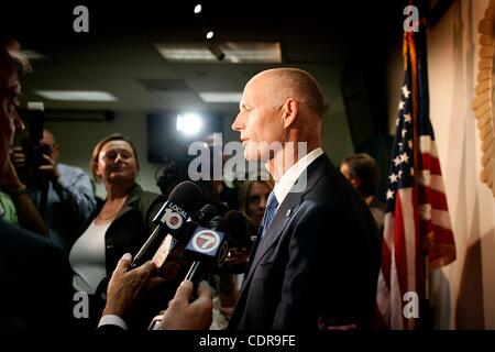 3. Juni 2011 - Fort Lauderdale, Florida, USA - Florida Gouverneur RICK SCOTT beantwortet Fragen aus den Medien nach der Unterzeichnung der neuen Rechtsvorschriften, der "Pille Mühlen" Schmerzkliniken in den Bundesstaat Florida strenger Regeln werden. (Kredit-Bild: © Michael Francis McElroy/ZUMAPRESS.com) Stockfoto