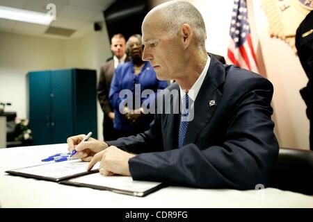 3. Juni 2011 unterzeichnet - Fort Lauderdale, Florida, USA - Florida Gouverneur RICK SCOTT neue Gesetzgebung, die "Pille Mühlen" Schmerzkliniken in den Bundesstaat Florida strenger geregelt werden. Stockfoto