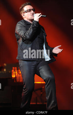 22. Juni 2011 - Baltimore, Maryland; USA - Sänger BONO von der Band U2 führt live als ihre 360 Tour macht ein Stopp im M & T Bank Stadium befindet sich in Baltimore.  Copyright 2011 Jason Moore. (Kredit-Bild: © Jason Moore/ZUMAPRESS.com) Stockfoto