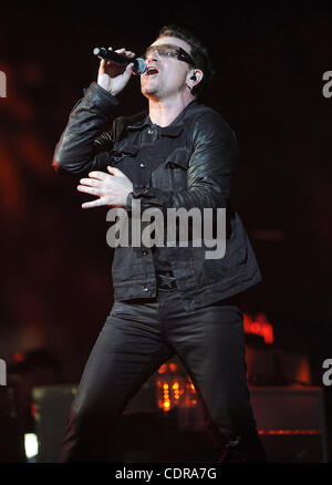 22. Juni 2011 - Baltimore, Maryland; USA - Sänger BONO von der Band U2 führt live als ihre 360 Tour macht ein Stopp im M & T Bank Stadium befindet sich in Baltimore.  Copyright 2011 Jason Moore. (Kredit-Bild: © Jason Moore/ZUMAPRESS.com) Stockfoto