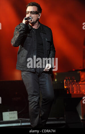 22. Juni 2011 - Baltimore, Maryland; USA - Sänger BONO von der Band U2 führt live als ihre 360 Tour macht ein Stopp im M & T Bank Stadium befindet sich in Baltimore.  Copyright 2011 Jason Moore. (Kredit-Bild: © Jason Moore/ZUMAPRESS.com) Stockfoto