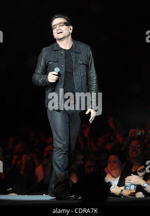 22. Juni 2011 - Baltimore, Maryland; USA - Sänger BONO von der Band U2 führt live als ihre 360 Tour macht ein Stopp im M & T Bank Stadium befindet sich in Baltimore.  Copyright 2011 Jason Moore. (Kredit-Bild: © Jason Moore/ZUMAPRESS.com) Stockfoto