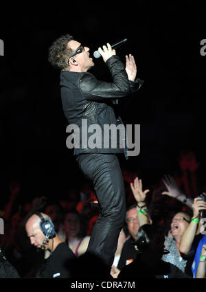 22. Juni 2011 - Baltimore, Maryland; USA - Sänger BONO von der Band U2 führt live als ihre 360 Tour macht ein Stopp im M & T Bank Stadium befindet sich in Baltimore.  Copyright 2011 Jason Moore. (Kredit-Bild: © Jason Moore/ZUMAPRESS.com) Stockfoto