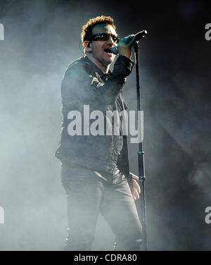 22. Juni 2011 - Baltimore, Maryland; USA - Sänger BONO von der Band U2 führt live als ihre 360 Tour macht ein Stopp im M & T Bank Stadium befindet sich in Baltimore.  Copyright 2011 Jason Moore. (Kredit-Bild: © Jason Moore/ZUMAPRESS.com) Stockfoto