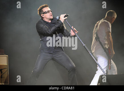 22. Juni 2011 - Baltimore, Maryland; USA - Sänger BONO von der Band U2 führt live als ihre 360 Tour macht ein Stopp im M & T Bank Stadium befindet sich in Baltimore.  Copyright 2011 Jason Moore. (Kredit-Bild: © Jason Moore/ZUMAPRESS.com) Stockfoto