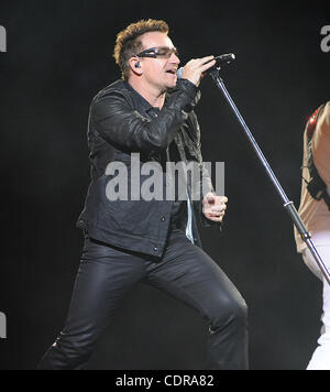 22. Juni 2011 - Baltimore, Maryland; USA - Sänger BONO von der Band U2 führt live als ihre 360 Tour macht ein Stopp im M & T Bank Stadium befindet sich in Baltimore.  Copyright 2011 Jason Moore. (Kredit-Bild: © Jason Moore/ZUMAPRESS.com) Stockfoto