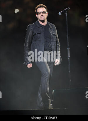 22. Juni 2011 - Baltimore, Maryland; USA - Sänger BONO von der Band U2 führt live als ihre 360 Tour macht ein Stopp im M & T Bank Stadium befindet sich in Baltimore.  Copyright 2011 Jason Moore. (Kredit-Bild: © Jason Moore/ZUMAPRESS.com) Stockfoto