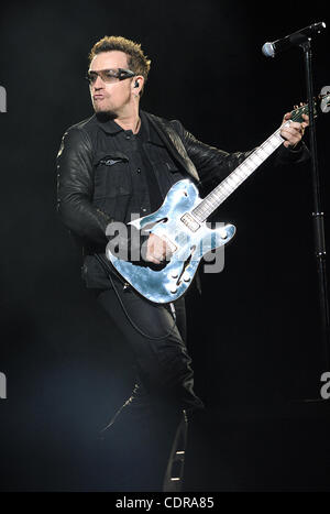 22. Juni 2011 - Baltimore, Maryland; USA - Sänger BONO von der Band U2 führt live als ihre 360 Tour macht ein Stopp im M & T Bank Stadium befindet sich in Baltimore.  Copyright 2011 Jason Moore. (Kredit-Bild: © Jason Moore/ZUMAPRESS.com) Stockfoto