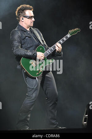 22. Juni 2011 - Baltimore, Maryland; USA - Sänger BONO von der Band U2 führt live als ihre 360 Tour macht ein Stopp im M & T Bank Stadium befindet sich in Baltimore.  Copyright 2011 Jason Moore. (Kredit-Bild: © Jason Moore/ZUMAPRESS.com) Stockfoto