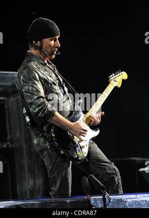 22. Juni 2011 - Baltimore, Maryland; USA - führt Gitarrist THE EDGE der Band U2 live als ihre 360 Tour macht ein Stopp im M & T Bank Stadium befindet sich in Baltimore.  Copyright 2011 Jason Moore. (Kredit-Bild: © Jason Moore/ZUMAPRESS.com) Stockfoto