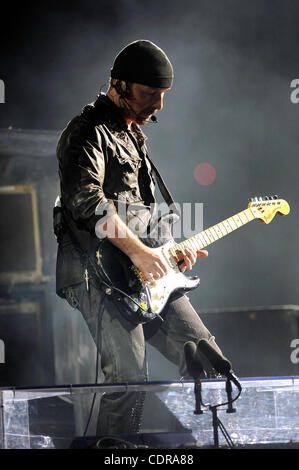 22. Juni 2011 - Baltimore, Maryland; USA - führt Gitarrist THE EDGE der Band U2 live als ihre 360 Tour macht ein Stopp im M & T Bank Stadium befindet sich in Baltimore.  Copyright 2011 Jason Moore. (Kredit-Bild: © Jason Moore/ZUMAPRESS.com) Stockfoto