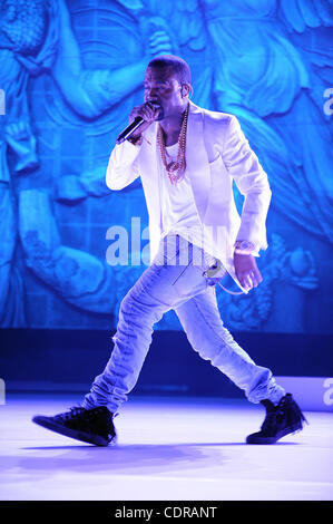 2. Juli 2011 - New Orleans, Louisiana; USA - führt Sänger KANYE WEST live im Rahmen des 17. jährliche Essence Music Festival, das an der Louisiana Superdome stattfindet.  Die dreitägige Veranstaltung lockt Tausende von Fans, eine Vielzahl von Künstler auf fünf verschiedenen Bühnen zu sehen.  Copyright 2011 Jas Stockfoto