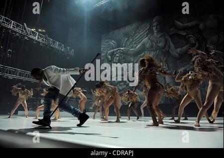 2. Juli 2011 - New Orleans, Louisiana; USA - führt Sänger KANYE WEST live im Rahmen des 17. jährliche Essence Music Festival, das an der Louisiana Superdome stattfindet.  Die dreitägige Veranstaltung lockt Tausende von Fans, eine Vielzahl von Künstler auf fünf verschiedenen Bühnen zu sehen.  Copyright 2011 Jas Stockfoto