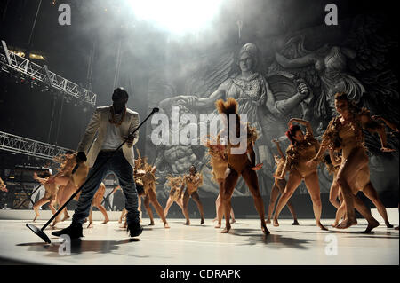 2. Juli 2011 - New Orleans, Louisiana; USA - führt Sänger KANYE WEST live im Rahmen des 17. jährliche Essence Music Festival, das an der Louisiana Superdome stattfindet.  Die dreitägige Veranstaltung lockt Tausende von Fans, eine Vielzahl von Künstler auf fünf verschiedenen Bühnen zu sehen.  Copyright 2011 Jas Stockfoto