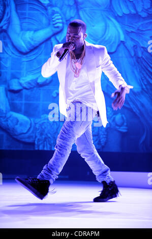 2. Juli 2011 führt - New Orleans, Louisiana, USA - Sänger KANYE WEST im Rahmen des 17. jährliche Essence Music Festival an der Louisiana Superdome. Die dreitägige Veranstaltung lockt Tausende von Fans zu eine Vielzahl von Künstlern auf fünf Bühnen zu sehen. (Kredit-Bild: © Jason Moore/ZUMAPRESS.com) Stockfoto