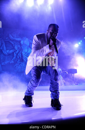 2. Juli 2011 - New Orleans, Louisiana; USA - führt Sänger KANYE WEST live im Rahmen des 17. jährliche Essence Music Festival, das an der Louisiana Superdome stattfindet.  Die dreitägige Veranstaltung lockt Tausende von Fans, eine Vielzahl von Künstler auf fünf verschiedenen Bühnen zu sehen.  Copyright 2011 Jas Stockfoto