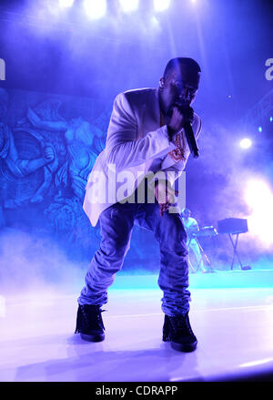 2. Juli 2011 - New Orleans, Louisiana; USA - führt Sänger KANYE WEST live im Rahmen des 17. jährliche Essence Music Festival, das an der Louisiana Superdome stattfindet.  Die dreitägige Veranstaltung lockt Tausende von Fans, eine Vielzahl von Künstler auf fünf verschiedenen Bühnen zu sehen.  Copyright 2011 Jas Stockfoto