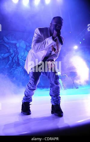 2. Juli 2011 - New Orleans, Louisiana; USA - führt Sänger KANYE WEST live im Rahmen des 17. jährliche Essence Music Festival, das an der Louisiana Superdome stattfindet.  Die dreitägige Veranstaltung lockt Tausende von Fans, eine Vielzahl von Künstler auf fünf verschiedenen Bühnen zu sehen.  Copyright 2011 Jas Stockfoto