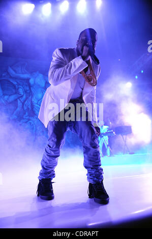 2. Juli 2011 - New Orleans, Louisiana; USA - führt Sänger KANYE WEST live im Rahmen des 17. jährliche Essence Music Festival, das an der Louisiana Superdome stattfindet.  Die dreitägige Veranstaltung lockt Tausende von Fans, eine Vielzahl von Künstler auf fünf verschiedenen Bühnen zu sehen.  Copyright 2011 Jas Stockfoto