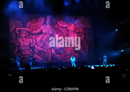 2. Juli 2011 - New Orleans, Louisiana; USA - führt Sänger KANYE WEST live im Rahmen des 17. jährliche Essence Music Festival, das an der Louisiana Superdome stattfindet.  Die dreitägige Veranstaltung lockt Tausende von Fans, eine Vielzahl von Künstler auf fünf verschiedenen Bühnen zu sehen.  Copyright 2011 Jas Stockfoto