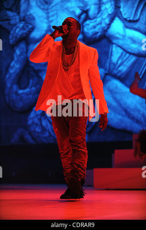 2. Juli 2011 - New Orleans, Louisiana; USA - führt Sänger KANYE WEST live im Rahmen des 17. jährliche Essence Music Festival, das an der Louisiana Superdome stattfindet.  Die dreitägige Veranstaltung lockt Tausende von Fans, eine Vielzahl von Künstler auf fünf verschiedenen Bühnen zu sehen.  Copyright 2011 Jas Stockfoto