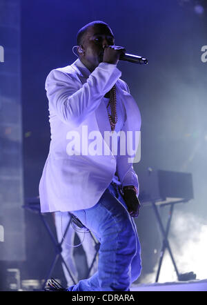 2. Juli 2011 - New Orleans, Louisiana; USA - führt Sänger KANYE WEST live im Rahmen des 17. jährliche Essence Music Festival, das an der Louisiana Superdome stattfindet.  Die dreitägige Veranstaltung lockt Tausende von Fans, eine Vielzahl von Künstler auf fünf verschiedenen Bühnen zu sehen.  Copyright 2011 Jas Stockfoto