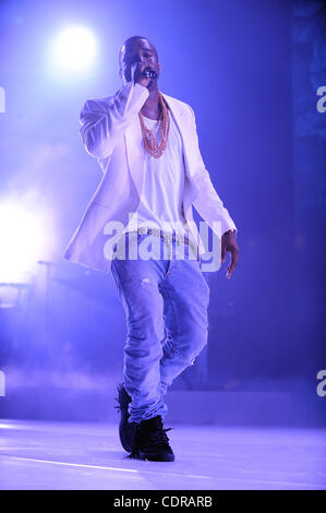 2. Juli 2011 - New Orleans, Louisiana; USA - führt Sänger KANYE WEST live im Rahmen des 17. jährliche Essence Music Festival, das an der Louisiana Superdome stattfindet.  Die dreitägige Veranstaltung lockt Tausende von Fans, eine Vielzahl von Künstler auf fünf verschiedenen Bühnen zu sehen.  Copyright 2011 Jas Stockfoto