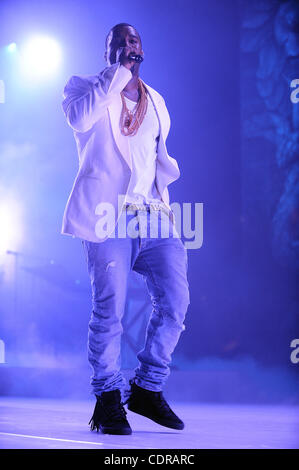 2. Juli 2011 - New Orleans, Louisiana; USA - führt Sänger KANYE WEST live im Rahmen des 17. jährliche Essence Music Festival, das an der Louisiana Superdome stattfindet.  Die dreitägige Veranstaltung lockt Tausende von Fans, eine Vielzahl von Künstler auf fünf verschiedenen Bühnen zu sehen.  Copyright 2011 Jas Stockfoto