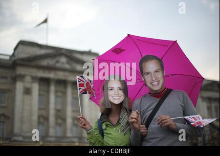 28. April 2011 - London, Vereinigtes Königreich - ein paar als Prinz William und Kate Middleton vor Buckingham Palace am Tag vor der königlichen Hochzeit in der Westminster Abbey Fuß gekleidet. (Kredit-Bild: © Mark Makela/ZUMAPRESS.com) Stockfoto