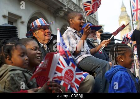 28. April 2011 Zelte - London, Vereinigtes Königreich - Feiernden außerhalb Westminster Abbey am Tag vor der königlichen Hochzeit von Prinz William und Kate Middleon. (Kredit-Bild: © Mark Makela/ZUMAPRESS.com) Stockfoto