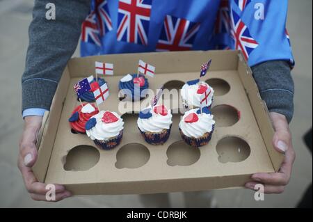 28. April 2011 - London, Vereinigtes Königreich - Jeremy Gray verkauft festliche Cupcakes vor Buckingham Palast am Tag vor der königlichen Hochzeit von Prinz William und Kate Middleon in der Westminster Abbey. (Kredit-Bild: © Mark Makela/ZUMAPRESS.com) Stockfoto