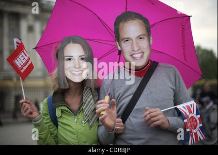 28. April 2011 - London, Vereinigtes Königreich - ein paar als Prinz William und Kate Middleton vor Buckingham Palace am Tag vor der königlichen Hochzeit in der Westminster Abbey Fuß gekleidet. (Kredit-Bild: © Mark Makela/ZUMAPRESS.com) Stockfoto