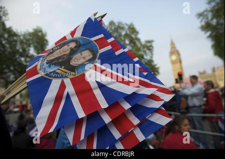 28. April 2011 - London, Vereinigtes Königreich - A Hersteller Falken Gedenk Fahnen mit Big Ben im Hintergrund am Tag vor der königlichen Hochzeit von Prinz William und Kate Middleon in der Westminster Abbey. (Kredit-Bild: © Mark Makela/ZUMAPRESS.com) Stockfoto