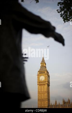 28. April 2011 - London, Vereinigtes Königreich - A Statue von Nelson Mandela scheint für Big Ben und ein Flugzeug am Tag vor der königlichen Hochzeit von Prinz William und Kate Middleon in der Westminster Abbey Ausfallschritt. (Kredit-Bild: © Mark Makela/ZUMAPRESS.com) Stockfoto