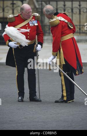 2. Mai 2011 - London, England, UK - Gäste fahren Wesminster Abbey nach der königlichen Hochzeit von Prinz William und Kate Middleton. (Kredit-Bild: © Mark Makela/zReportage.com/ZUMA) Stockfoto