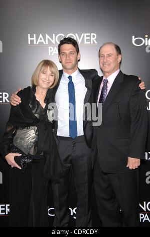 20. Mai 2011 - statt Hollywood, Kalifornien, USA - Betty Bartha, Justin Bartha und Stephen Bartha während der Premiere des neuen Films von Warner Bros. Bilder THE HANGOVER PART II im Grauman Chinese Theatre, am 19. Mai 2011, in Los Angeles. (Kredit-Bild: © Michael Germana/Globe Fotos/ZUMAPRESS Stockfoto