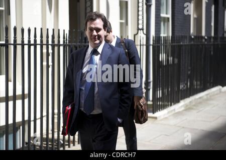 24. Mai 2011 - London, England, UK - kommt der Schatzkanzler GEORGE OSBORNE in Vorbereitung für Präsident Barack Obama Auftritt mit Premierminister David Cameron in 10 Downing Street während seiner ersten UK-Staatsbesuch. (Kredit-Bild: © Mark Makela/ZUMAPRESS.com) Stockfoto