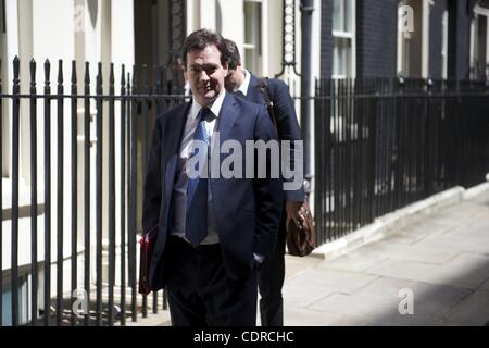 24. Mai 2011 - London, England, UK - kommt der Schatzkanzler GEORGE OSBORNE in Vorbereitung für Präsident Barack Obama Auftritt mit Premierminister David Cameron in 10 Downing Street während seiner ersten UK-Staatsbesuch. (Kredit-Bild: © Mark Makela/ZUMAPRESS.com) Stockfoto