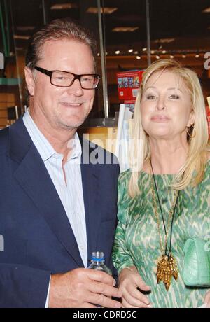 29. Juni 2011 buchen - Hollywood, Kalifornien, USA - Rick Hilton und Kathy Hilton bei der Unterzeichnung ihres neuen STARTING OVER, bei der Barnes & Noble im The Grove, am 28. Juni 2011, in Los Angeles statt. (Kredit-Bild: © Michael Germana/Globe Photos/ZUMAPRESS.com) Stockfoto