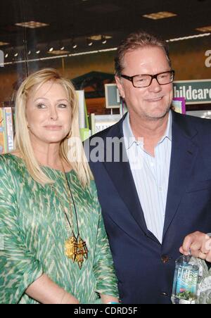 29. Juni 2011 buchen - Hollywood, Kalifornien, USA - Kathy Hilton und Rick Hilton bei der Unterzeichnung ihres neuen STARTING OVER, bei der Barnes & Noble im The Grove, am 28. Juni 2011, in Los Angeles statt. (Kredit-Bild: © Michael Germana/Globe Photos/ZUMAPRESS.com) Stockfoto