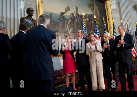 3. Mai 2011 - Washington, District Of Columbia, USA - STEVEN FORD und SUSAN FORD Ballen (Mitte), Sohn und Tochter von der späten Präsident Gerald R. Ford bei einer Zeremonie, eine Statue des verstorbenen ehemaligen Präsidenten zu widmen, die ein Teil der National Statuary Hall Collection in den Vereinigten Staaten werden Stockfoto