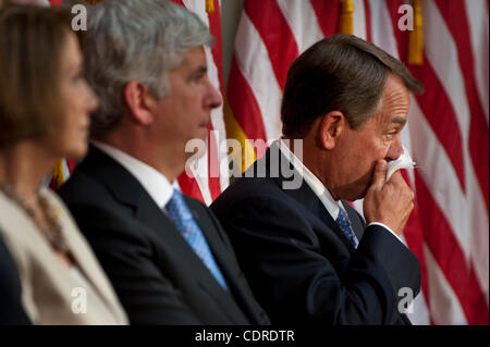 3. Mai 2011 - Washington, District of Columbia, USA - Lautsprecher des Hauses JOHN BOEHNER R -OH) reißt, als der Vereinigte Staaten Armee-Chor Amerika das schöne während einer Zeremonie singt, eine Statue zu widmen die der späten ehemaliger Präsident Gerald R. Ford, das ein Teil der National Statuary wird Stockfoto