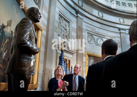 3. Mai 2011 - Washington, District Of Columbia, USA - STEVEN FORD und SUSAN FORD Ballen, Sohn und Tochter von der späten Präsident Gerald R. Ford bei einer Zeremonie, eine Statue des verstorbenen ehemaligen Präsidenten zu widmen, die ein Teil der National Statuary Hall Collection im Kapitol Vereinigten Staaten werden. Stockfoto