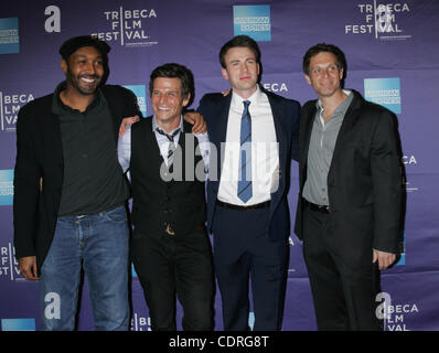 21. April 2011 - New York, New York, USA - JESSE L. MARTIN, MARK KASSEN, CHRIS EVANS und ADAM KASSEN für das Tribeca Film Festival Premiere der '' Punktion '' am SVA Theater in New York am 21. April 2011 kommen. (Kredit-Bild: © Sharon Neetles/Globe Photos/ZUMAPRESS.com) Stockfoto